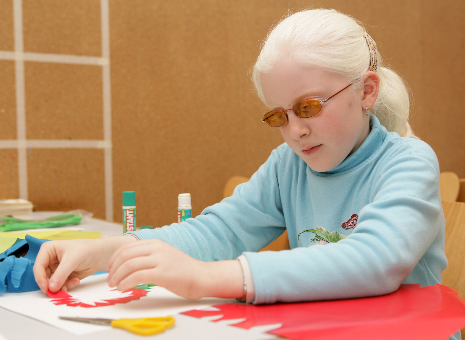 Alumna pegando papel