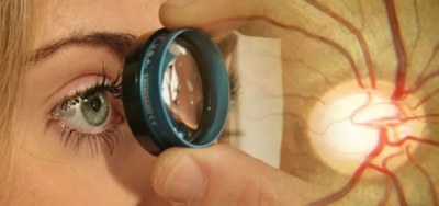 IMAGEN DE UN OJO SIENDO EXPLORADO CON UNA LUPA 