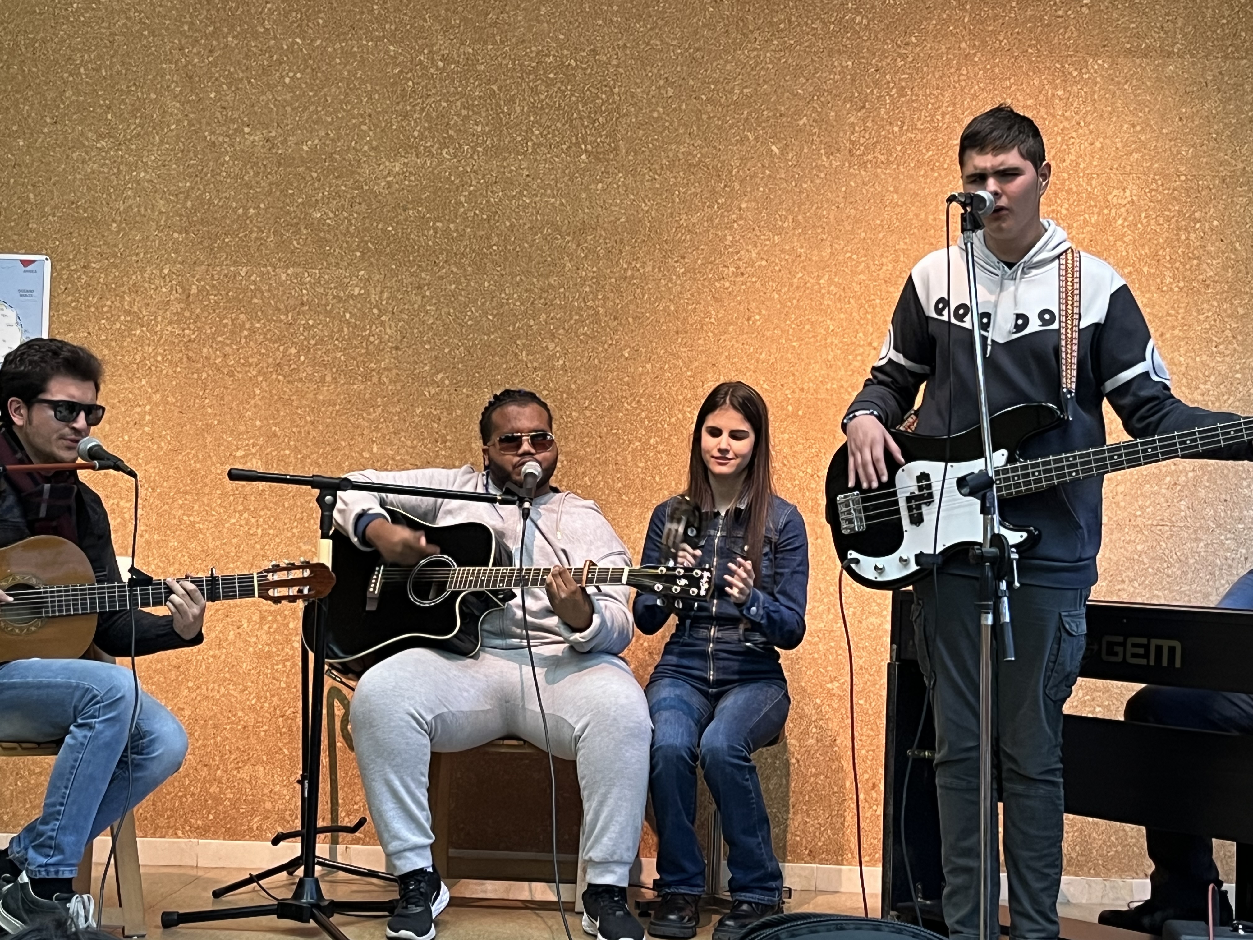 Afiliados tocando profesionalmente