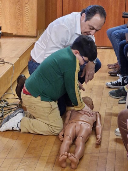 Un niño realizando una práctica de socorrismo