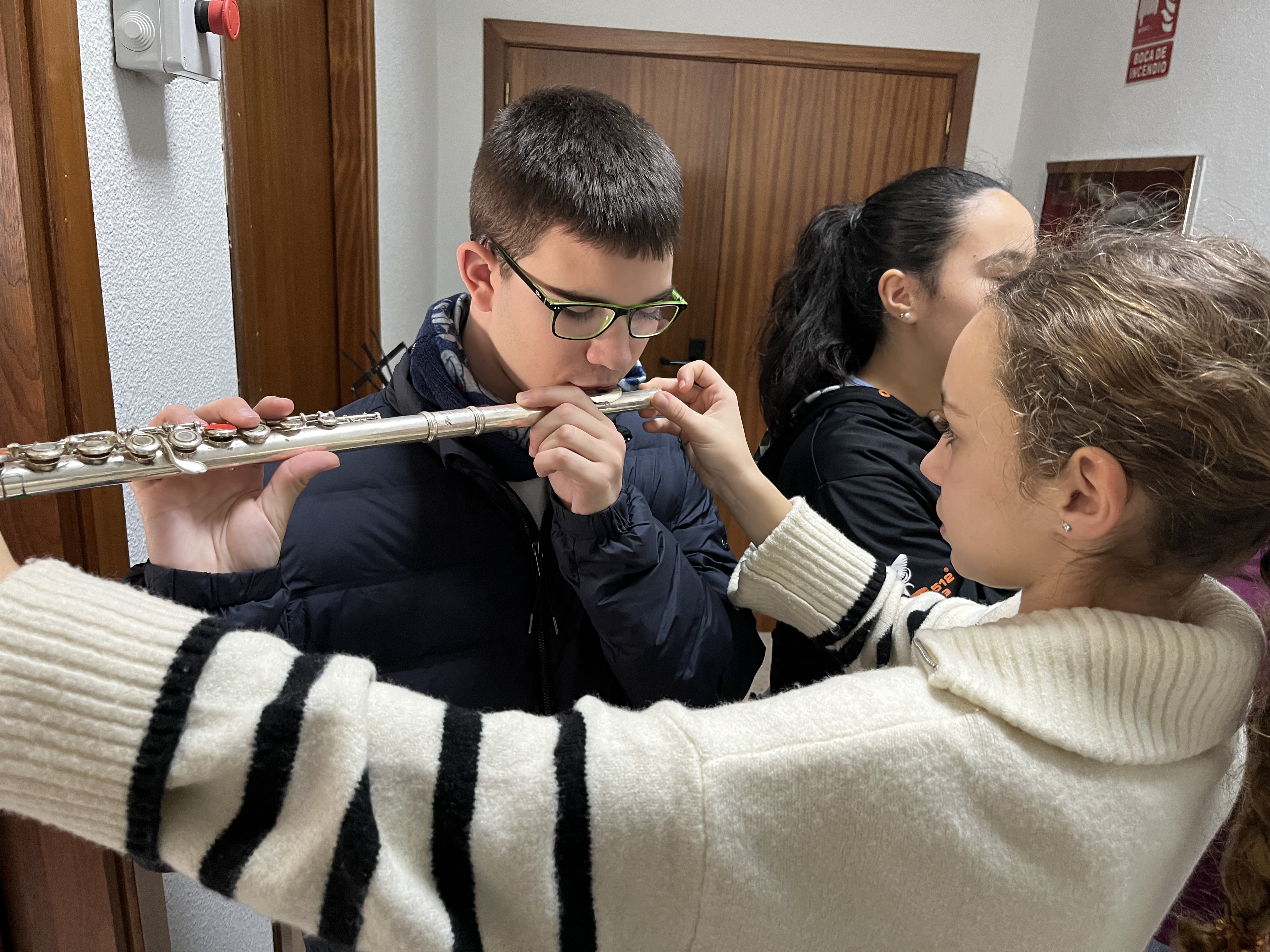 Alumnos aprendiendo a tocar la flauta travesera