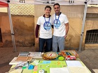 Profesores del equipo de Murcia con el material expuesto en la actividad