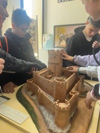 Alumnos tocando un castillo