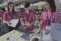 Imagen de tres alumnos haciendo experimentos, uno de ellos con antifaz