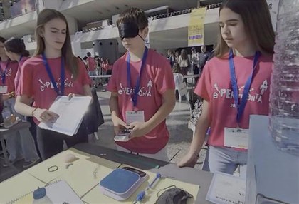 Imagen de tres alumnos haciendo experimentos, uno de ellos con antifaz