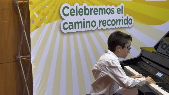 Adolfo interpreta su obra al piano
