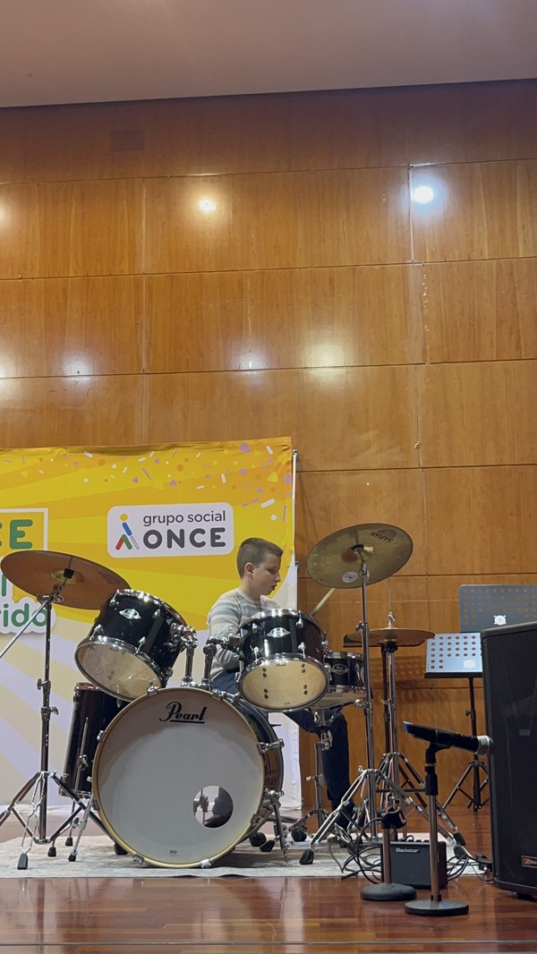 Alex tocando la batería