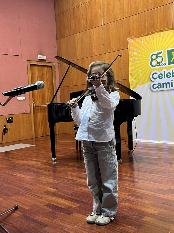 Amalia interpreta al violín sus obras
