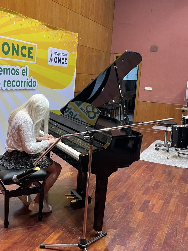 Ana interpretando su obra al piano