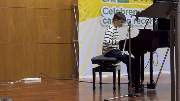 Andrés interpreta su obra al piano