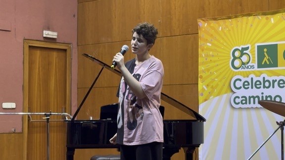 Aroa cantando su canción