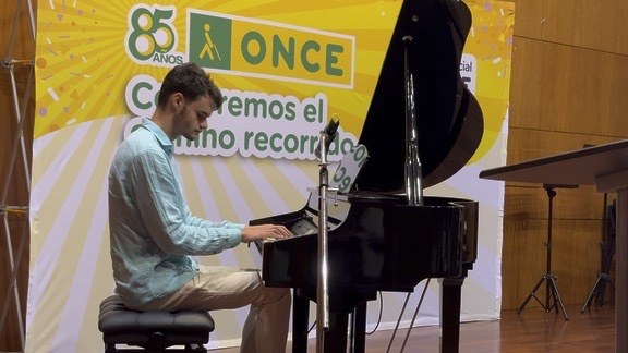 Blas interpreta su obra al piano