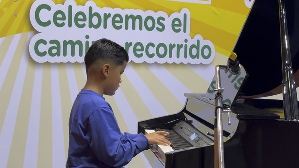 Caleb interpreta al piano
