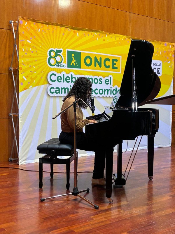 Claudia cantó e interpretó con el piano su canción
