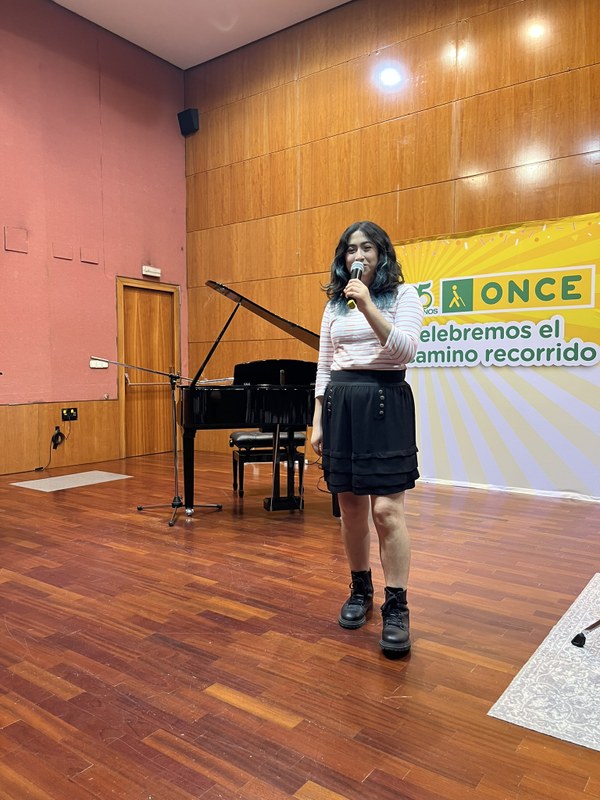 Damaris interpreta su canción