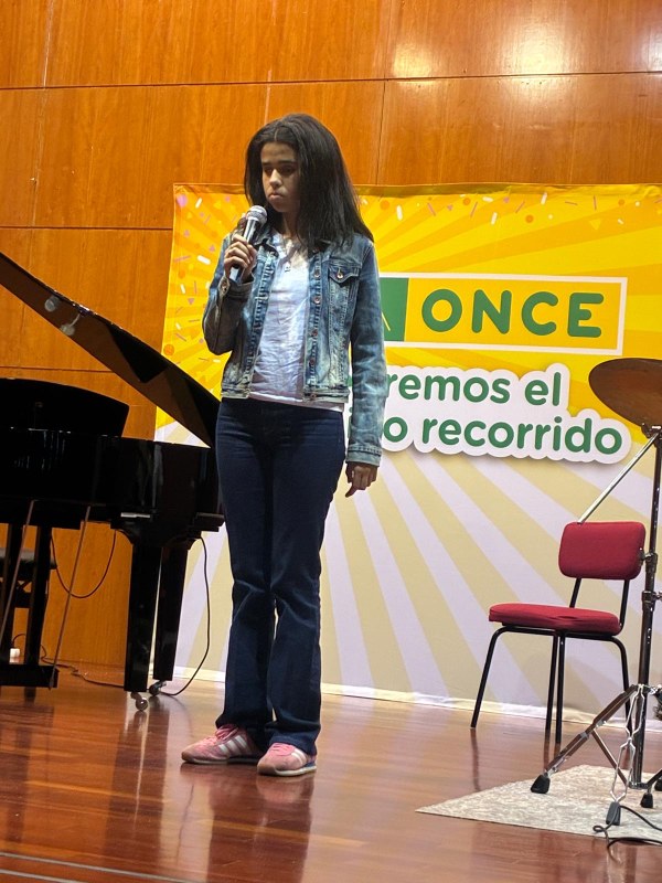 Daniela interpreta su canción