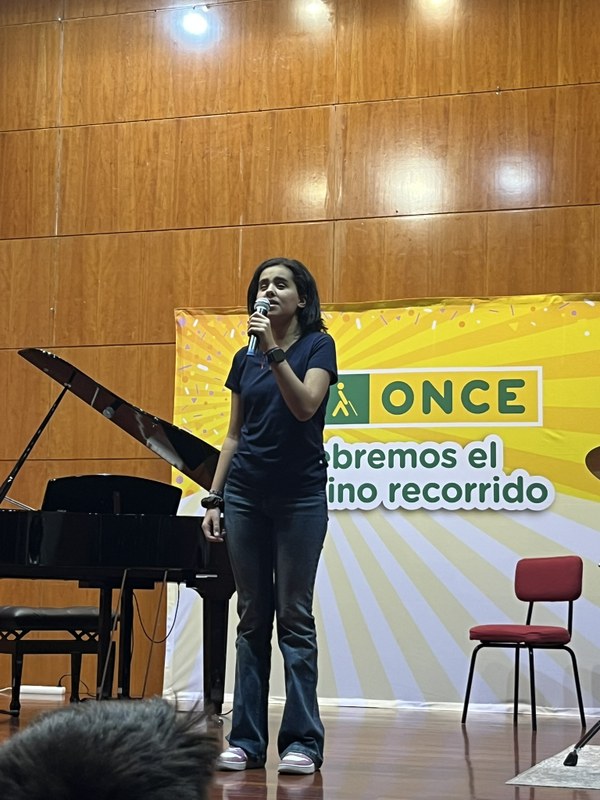 Helena nos canta su canción