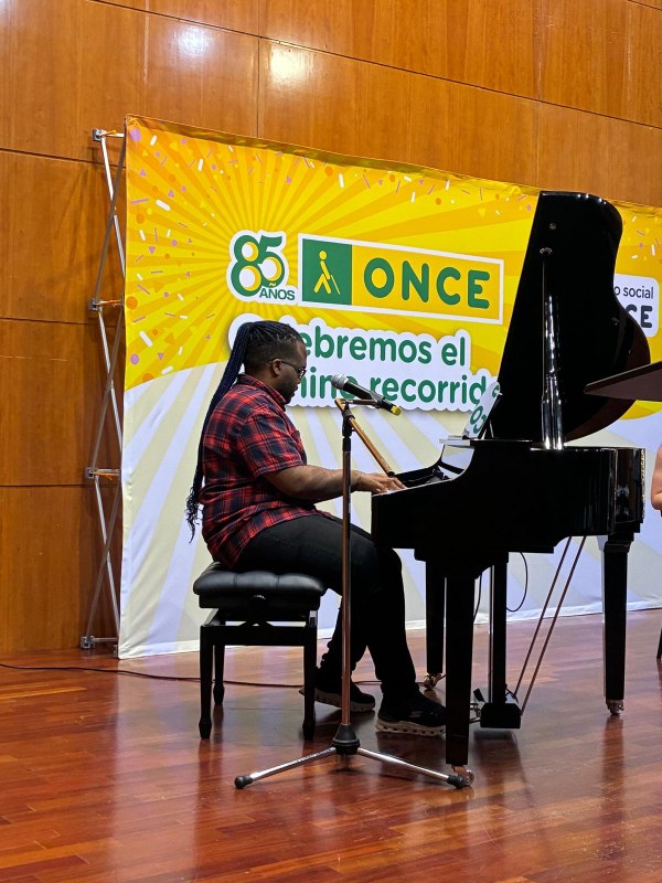 Lucas canta e interpreta al piano su canción