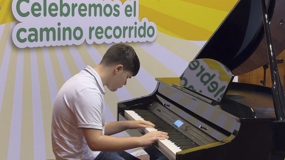 Marc interpreta su obra al piano