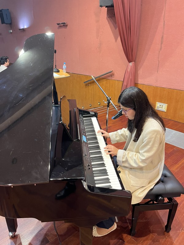 Mariam interpreta al piano (aunque también cantó y tocó la trompa)