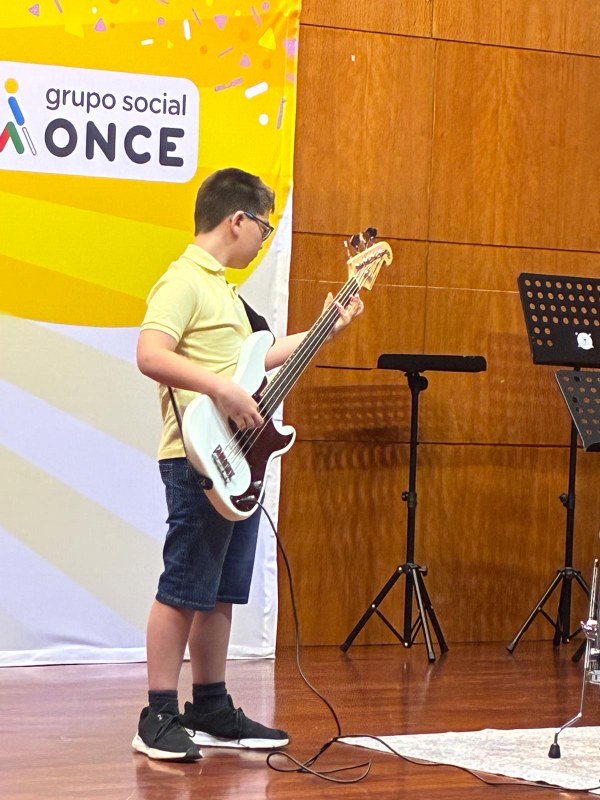 Mario interpreta la canción con su bajo