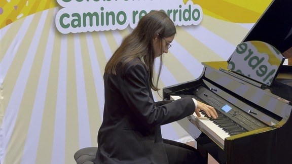 Neus interpreta su obra al piano