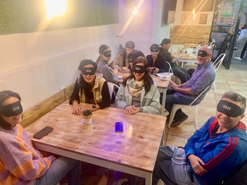 En la cafetería con antifaz