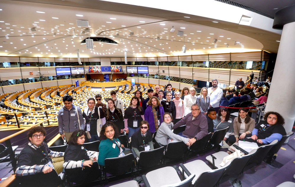 El grupo de estudiantes ciegos y sordociegos, en el hemiciclo