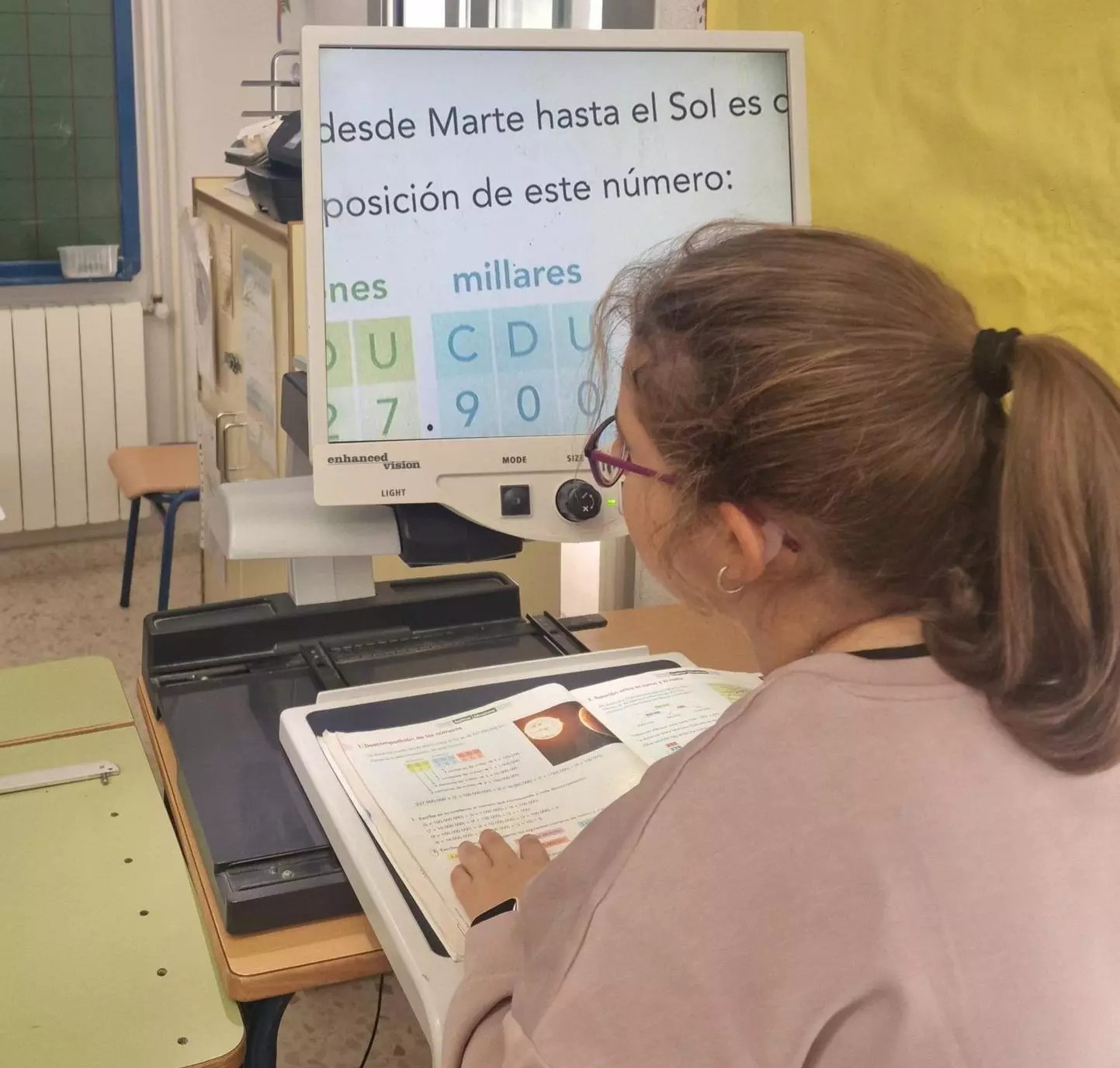 Julia con el ordenador trabajando en clase