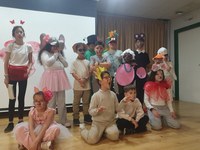 Foto de grupo al final de la representación de la obra, con todos los pequeños actores y actrices.