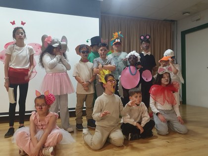 Foto de grupo al final de la representación de la obra, con todos los pequeños actores y actrices.