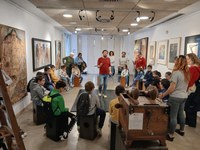 Monitor de percusión enseñando a una alumna a colocar las manos en el cajón flamenco.