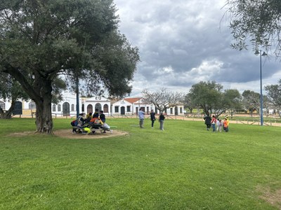 Alumnos participando en juegos grupales