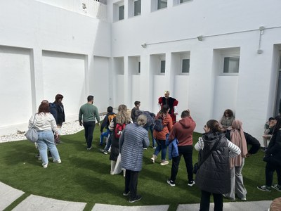 Finalización de la visita cultural en la Biblioteca Municipal en la que Juan de Lepe compartió historias y anécdotas de Lepe y sus alrededores.