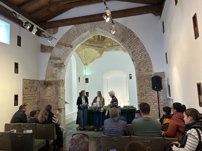 Bienvenida y entrega de cuentos a las concejalas.