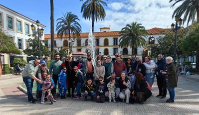Foto de familia en la plaza de Lepe.