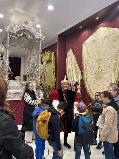 Juan de Lepe enseña a los asistentes curiosidades de la Hermandad de La Bella
