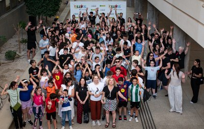 Participantes del encuentro Participantes del encuentro en el patio levantando los brazos