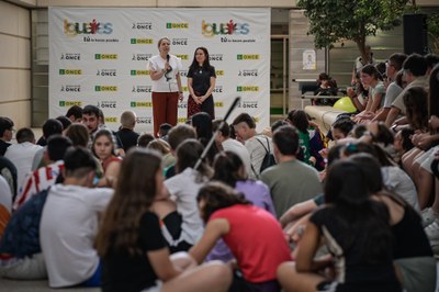 Inauguración oficial del encuentro La consejera general coordinadora de Políticas Sociales y Consejos Territoriales de la ONCE y la directora del CRE de Sevilla dando la bienvenida a todo el alumnado participante