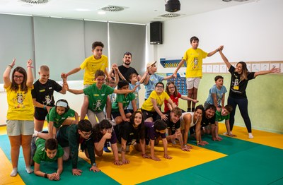 Grupo de alumnos acrosport Grupo de alumnos haciendo acrosport