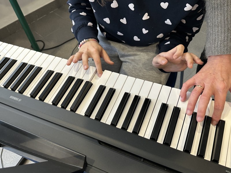 Alumna aprendiendo canción asiática al piano