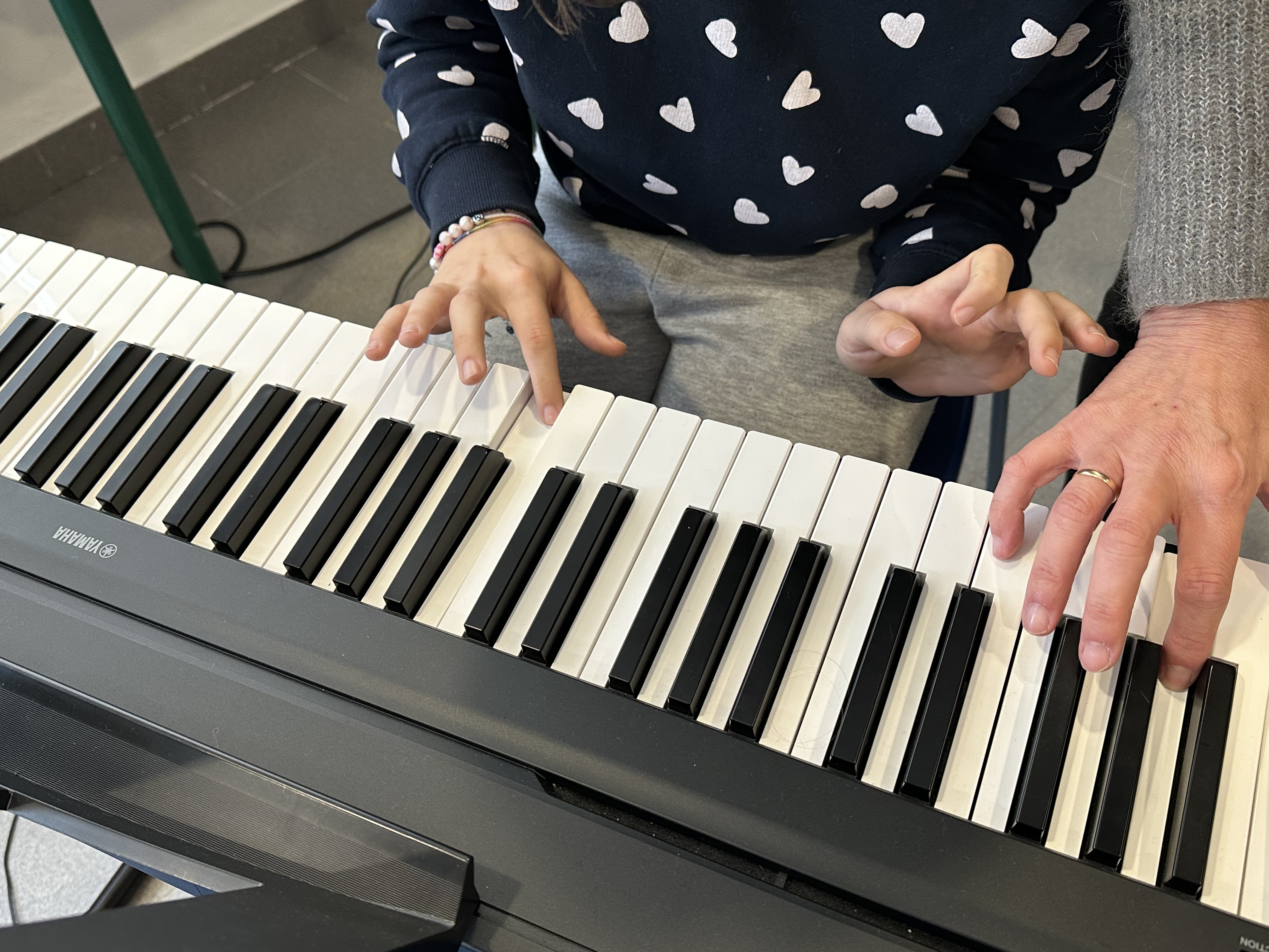 Alumna aprendiendo canción asiática al piano