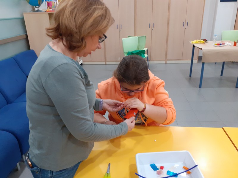 ALUMNA REALIZANDO DRAGÓN CHINO