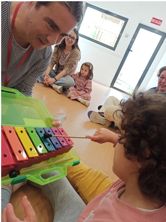 Alumna toca el xilófono con una baqueta.