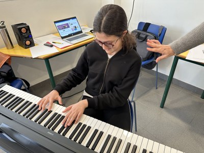 ALUMNA TOCANDO EL PIANO
