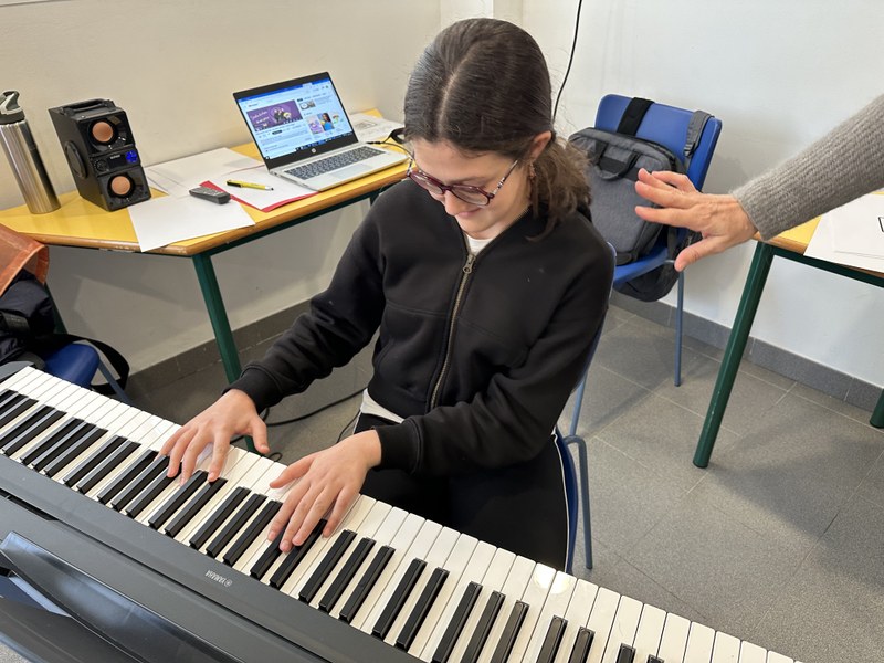 ALUMNA TOCANDO EL PIANO