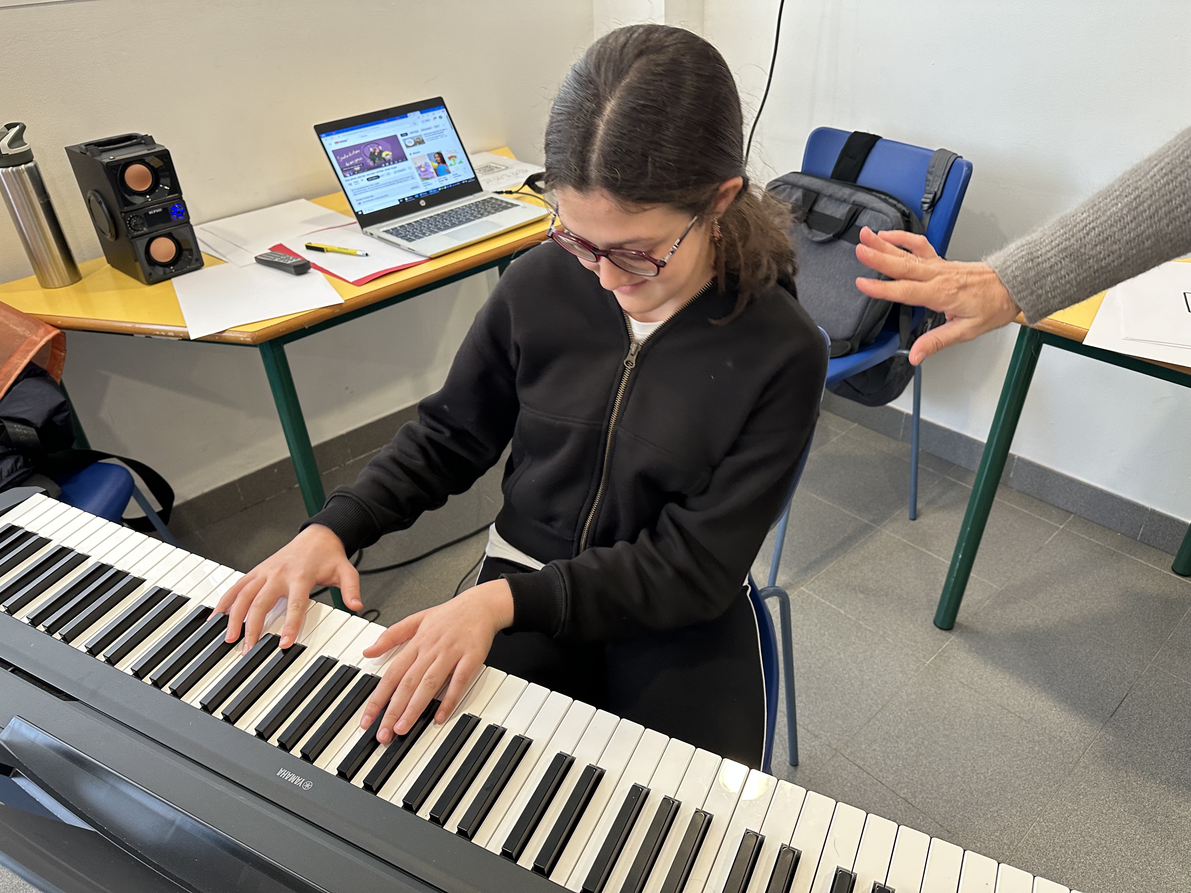 ALUMNA TOCANDO EL PIANO