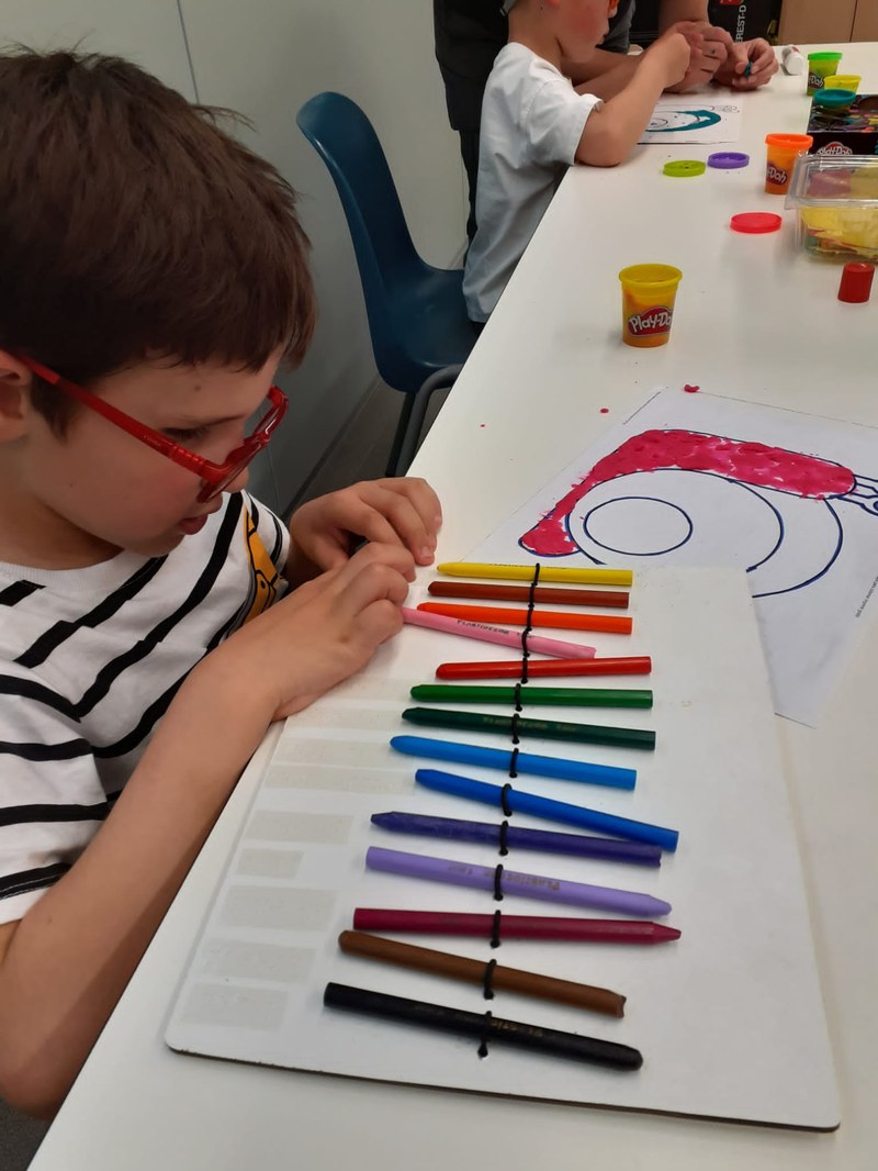 Alumnno realizando una actividad artística.