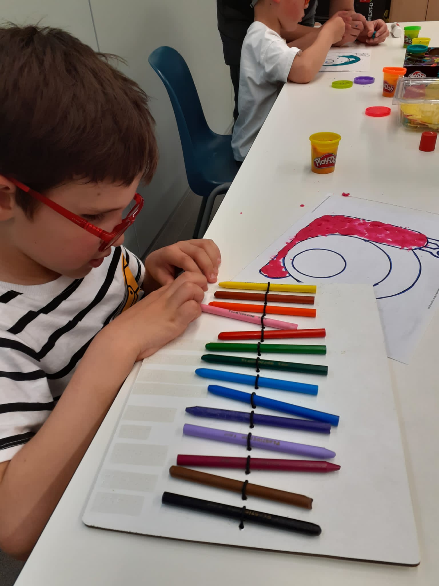 Alumnno realizando una actividad artística.