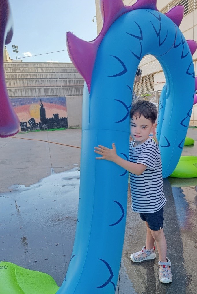 Alumno del equipo está debajo del Dragón acuático, donde hace un arco, donde el alumno está abrazado